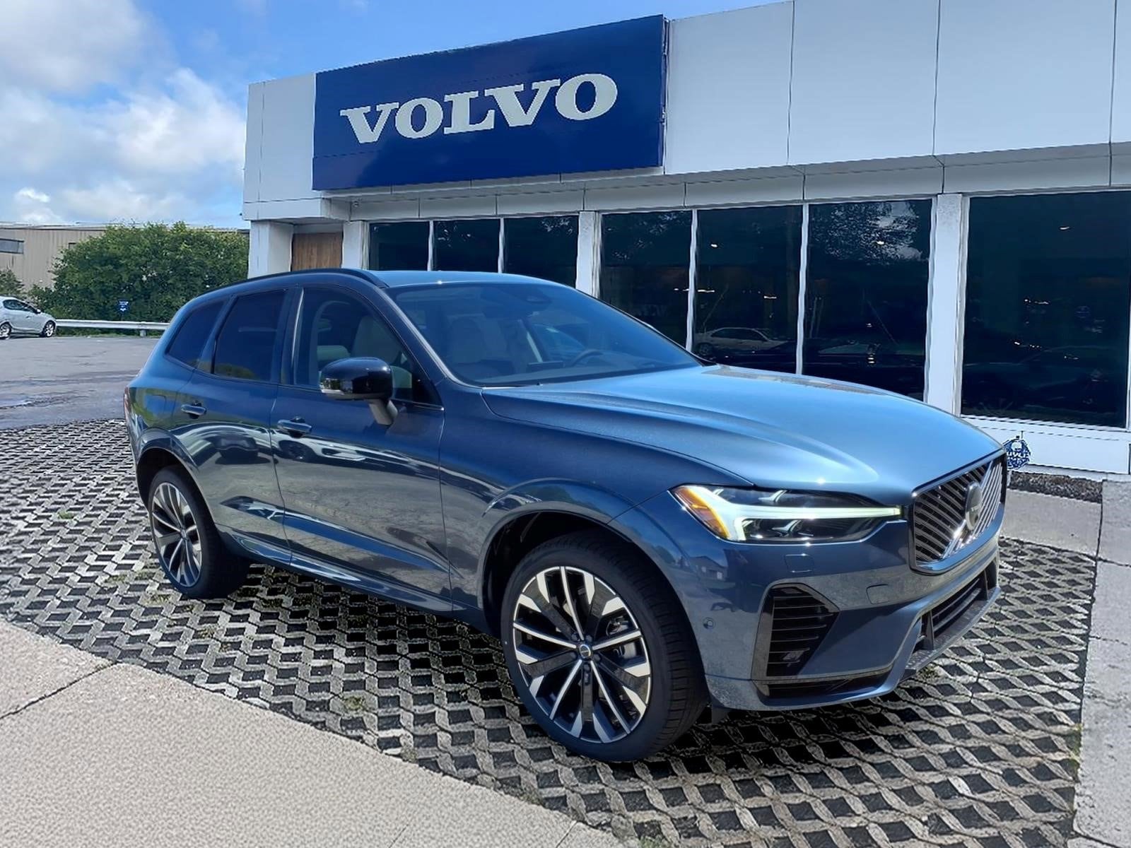 2026 Volvo XC60 T8 Ultra Dark AWD's photo