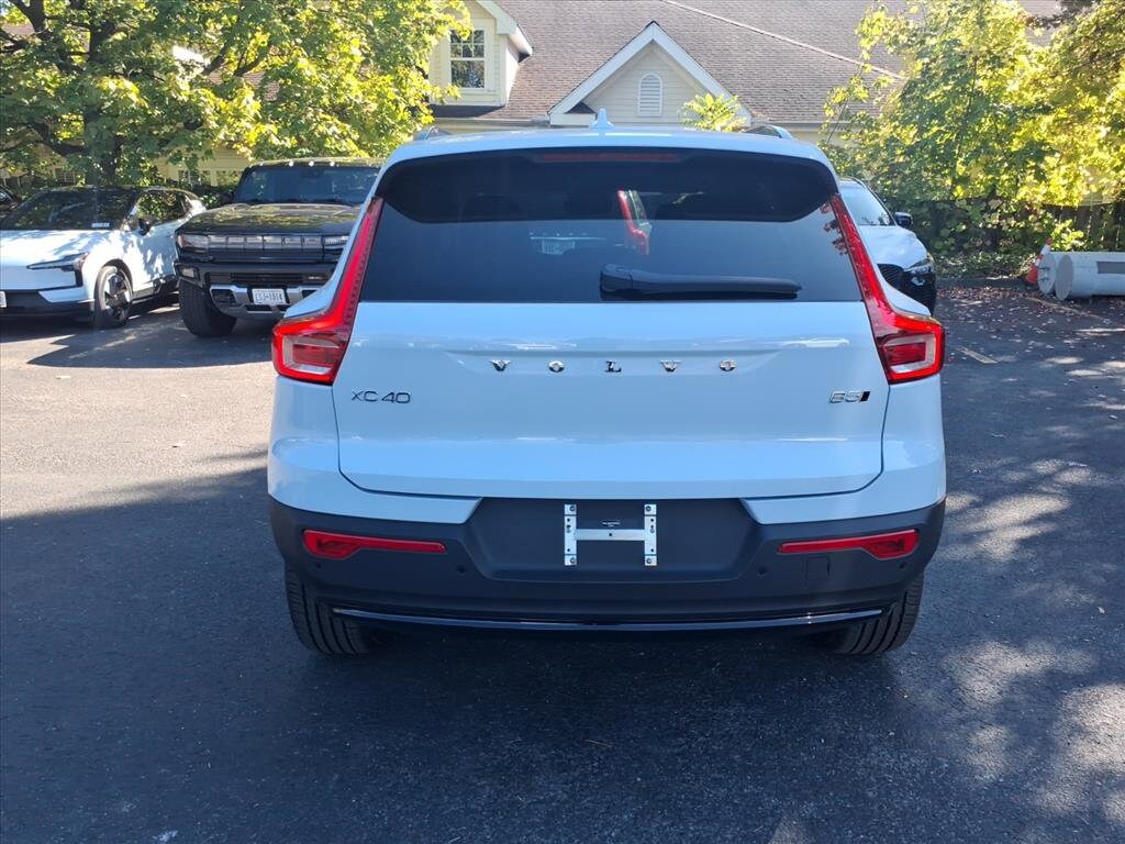 2026 Volvo XC40 Plus photo 4