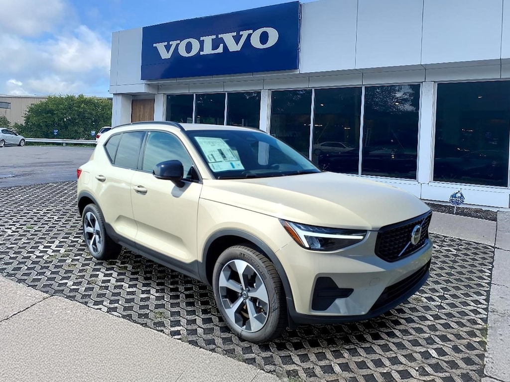 New 2026 Volvo XC40 B5 Core SUV