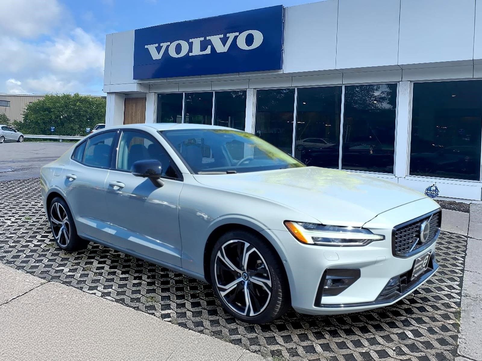 2025 Volvo S60 B5 Ultra Dark AWD's photo
