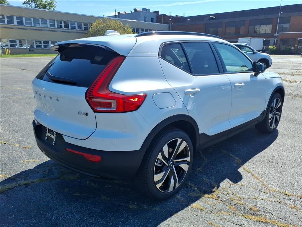 2026 Volvo XC40 Plus photo 3