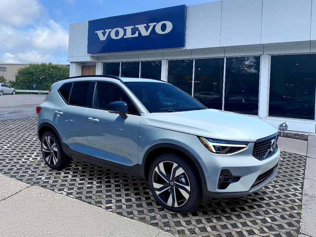 New 2026 Volvo XC40 B5 Plus SUV