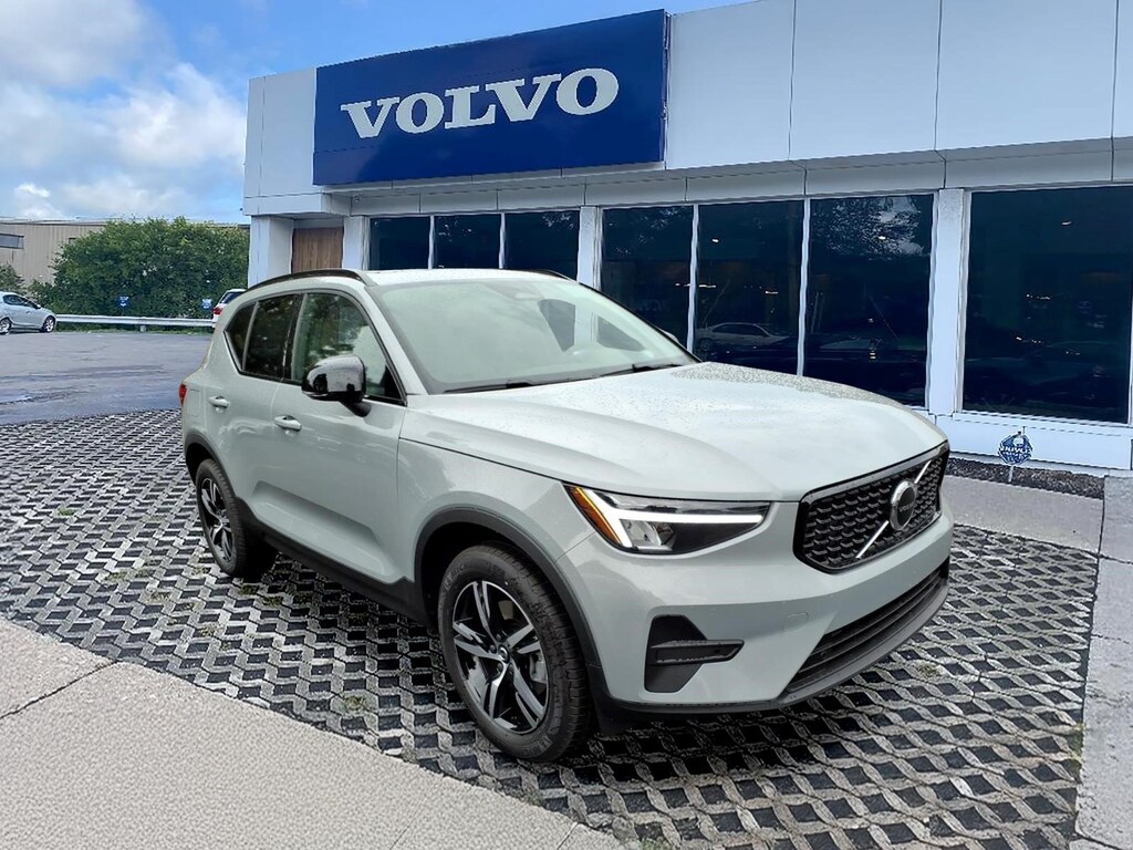 New 2026 Volvo XC40 B5 Core SUV