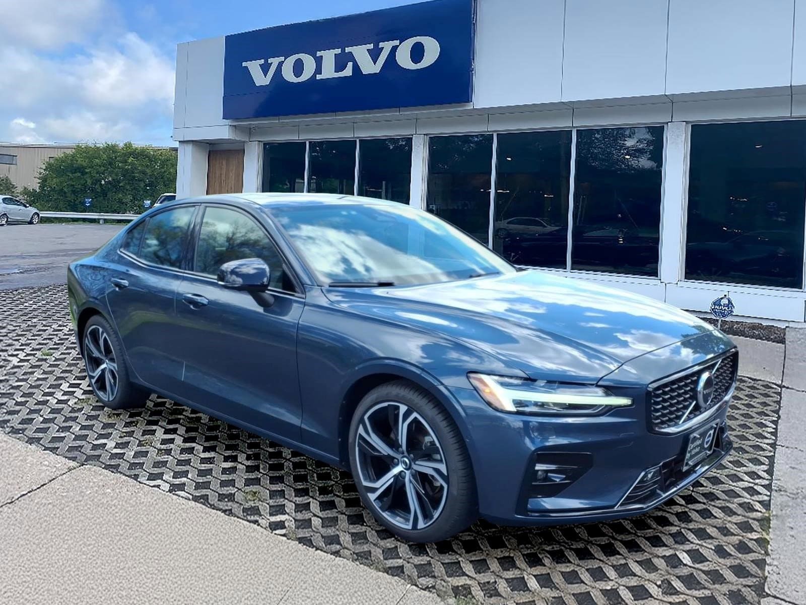 2024 Volvo S60 B5 Plus Dark Theme's photo