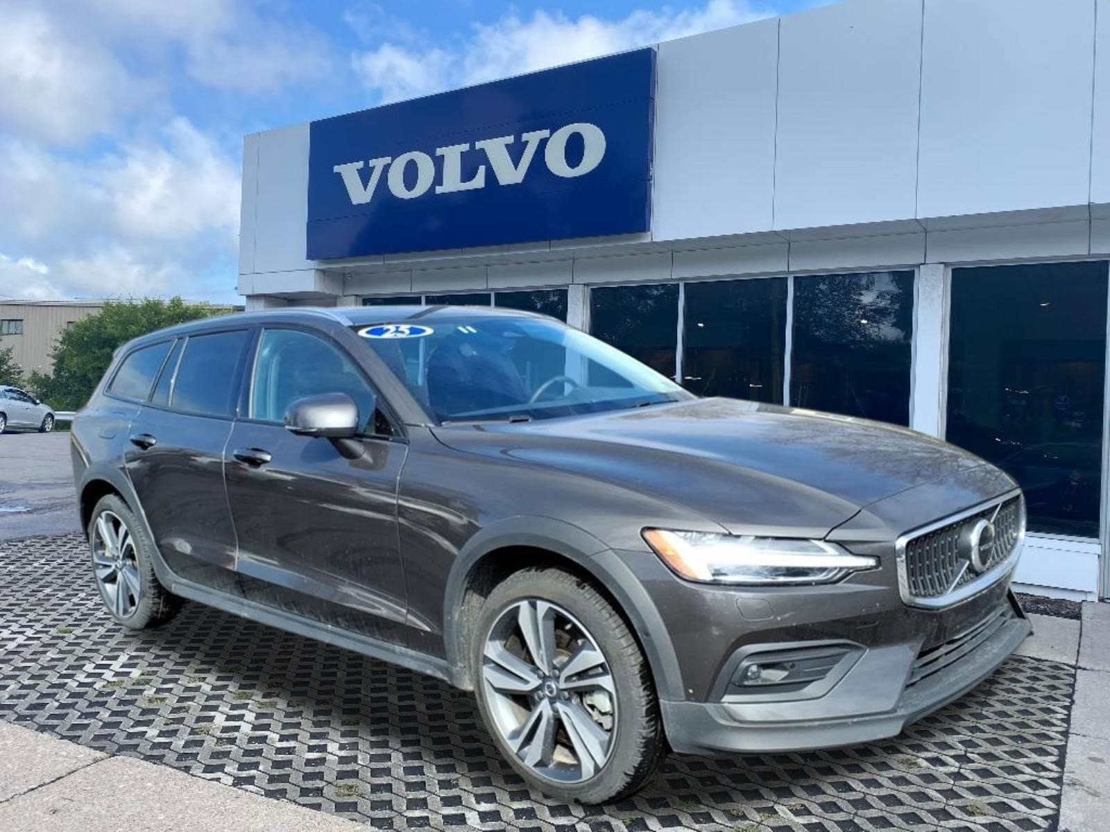 2025 Volvo V60 Cross Country B5 Plus AWD's photo