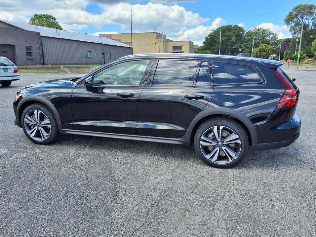 2026 Volvo V60 Cross Country B5 Plus photo 3