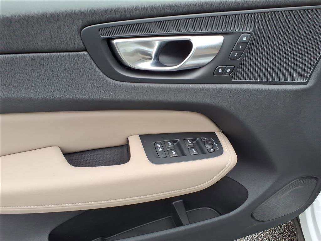 2026 Volvo XC60 Plus - Photo 13