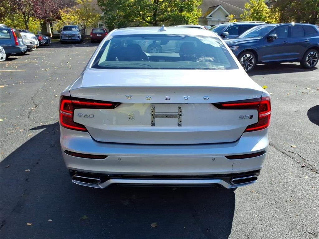 2022 Volvo S60 B5 AWD Momentum photo 3