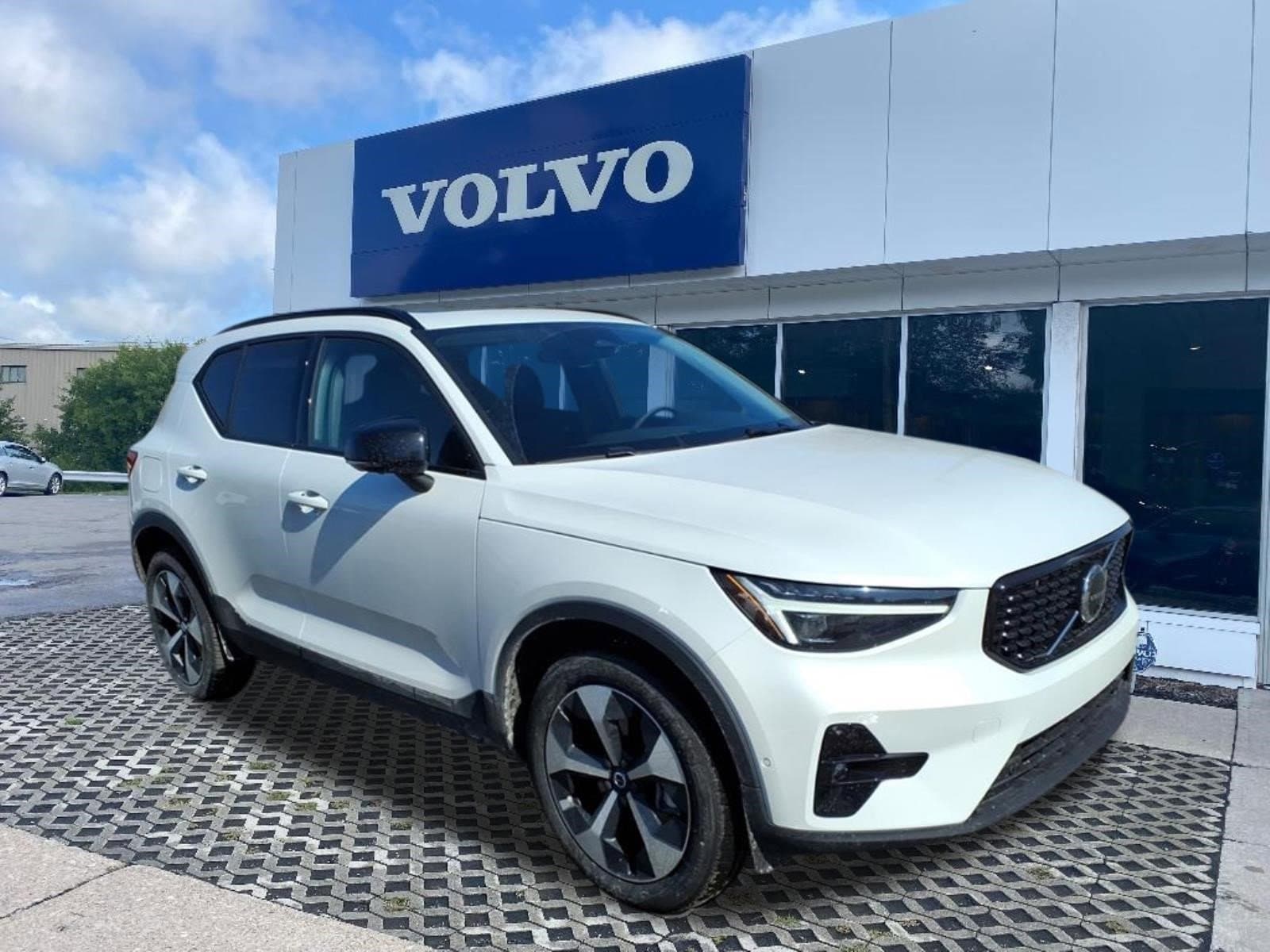 2026 Volvo XC40 B5 Plus Dark AWD's photo