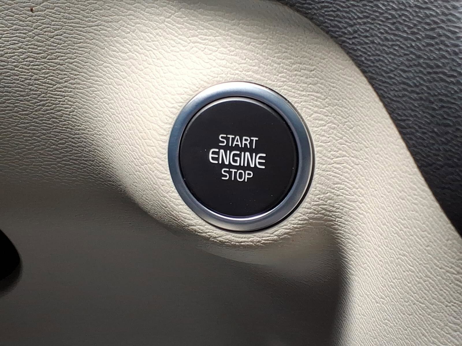 2023 Volvo XC40 Plus - Photo 22