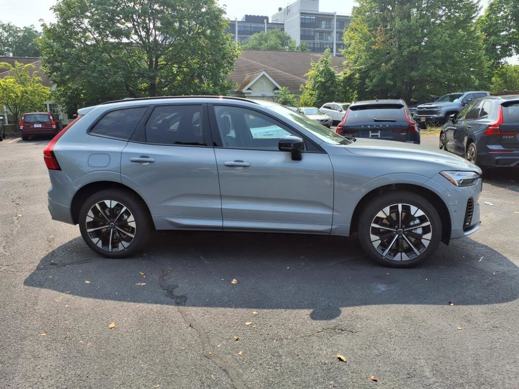 2026 Volvo XC60 Hybrid T8 Plus photo 2