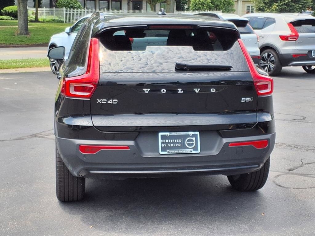 2025 Volvo XC40 photo 3