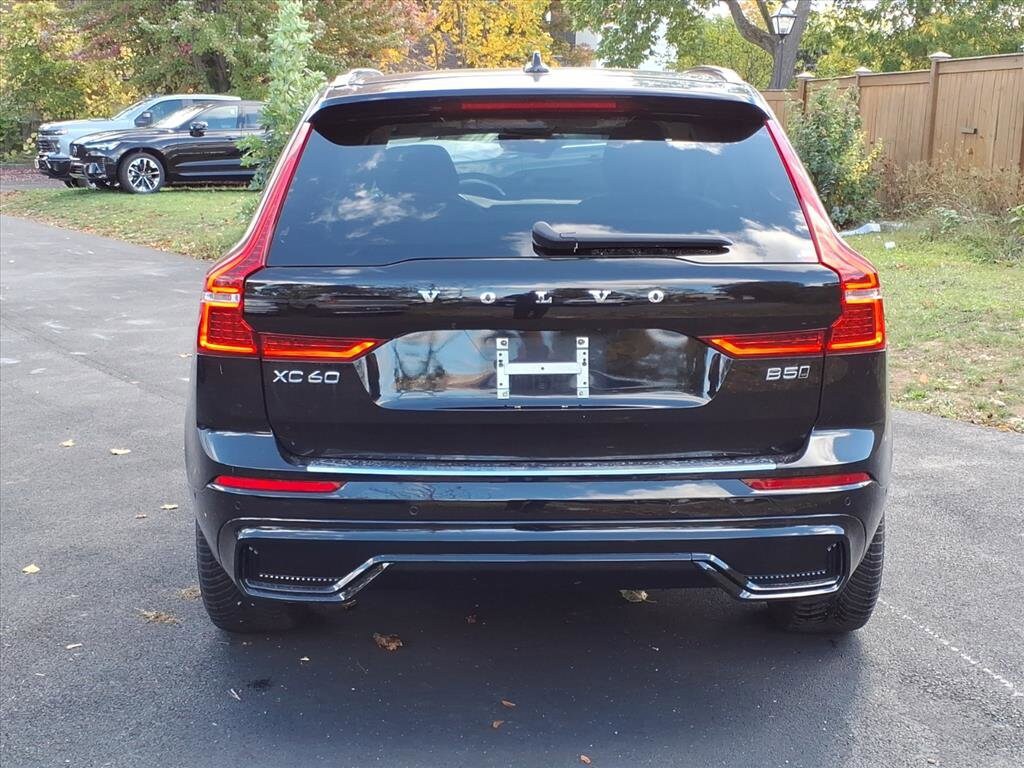2024 Volvo XC60 B5 Plus photo 2