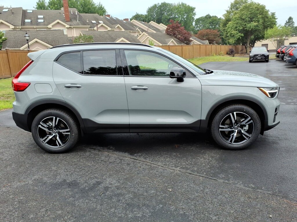 New 2026 Volvo XC40 B5 Core SUV