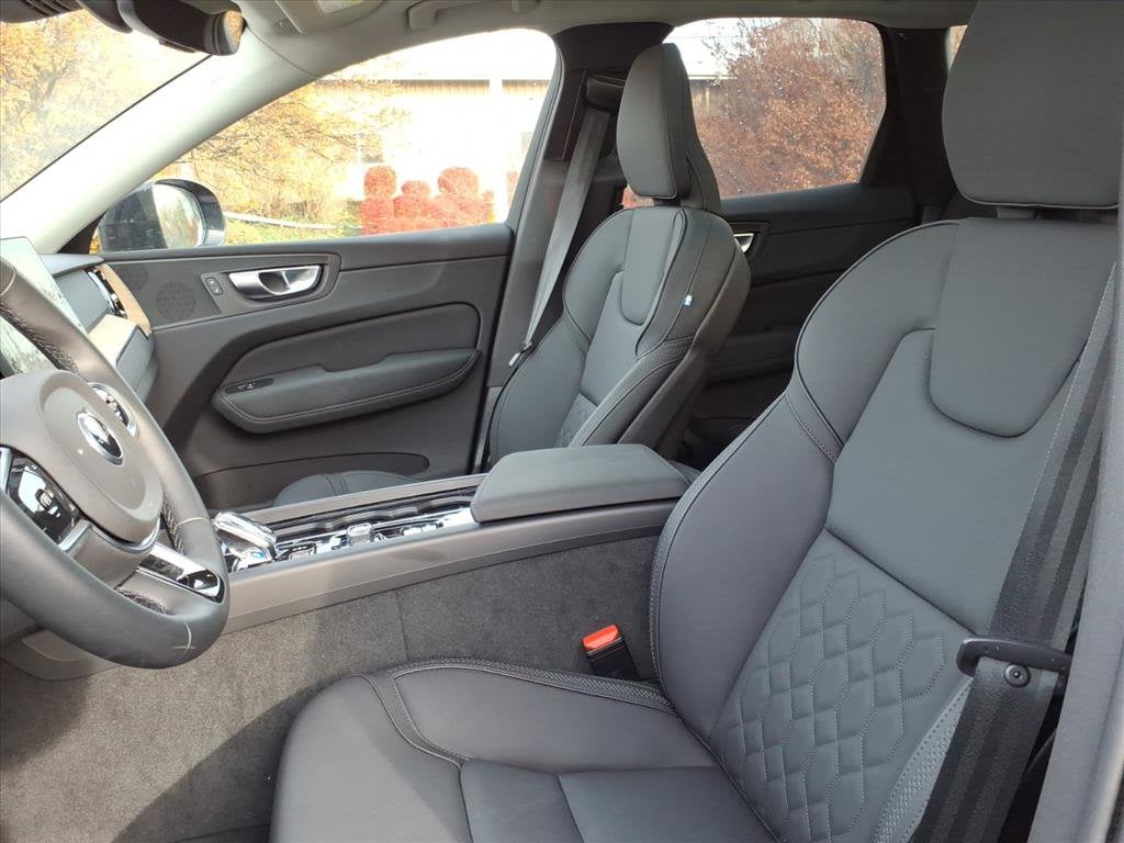 2026 Volvo XC60 Plus - Photo 14