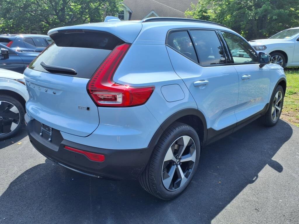 2026 Volvo XC40 Plus photo 2
