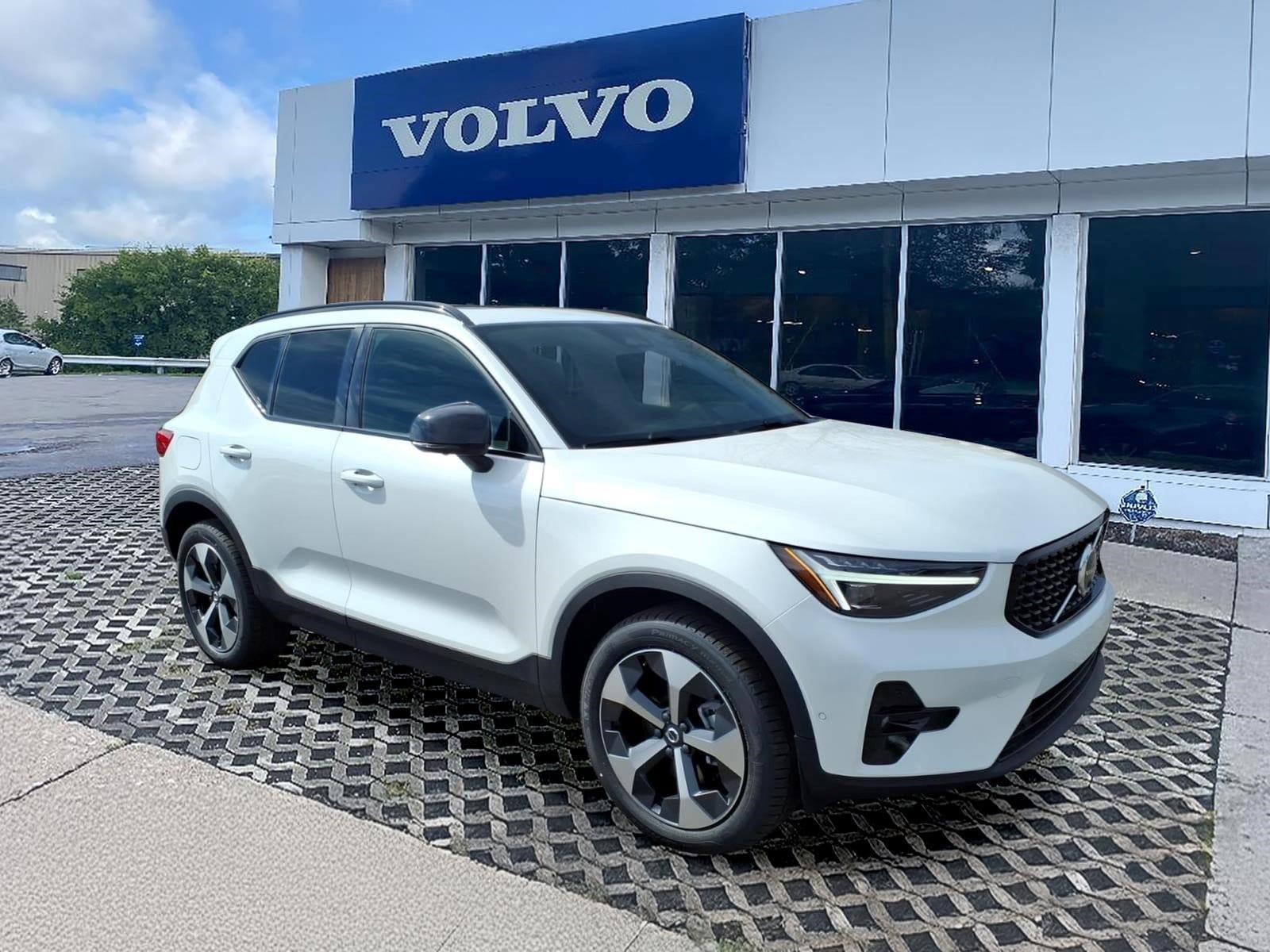 2026 Volvo XC40 B5 Plus Dark AWD's photo