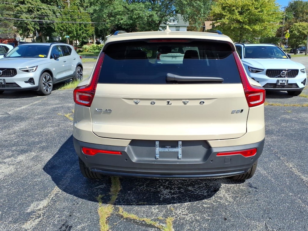 New 2026 Volvo XC40 B5 Core SUV