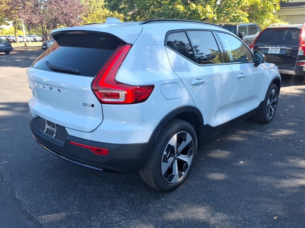 2026 Volvo XC40 Plus photo 3
