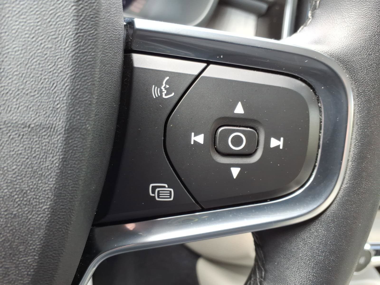 2023 Volvo XC40 Plus - Photo 17