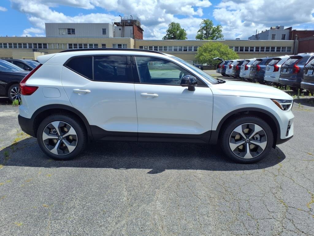 2026 Volvo XC40 Plus photo 2