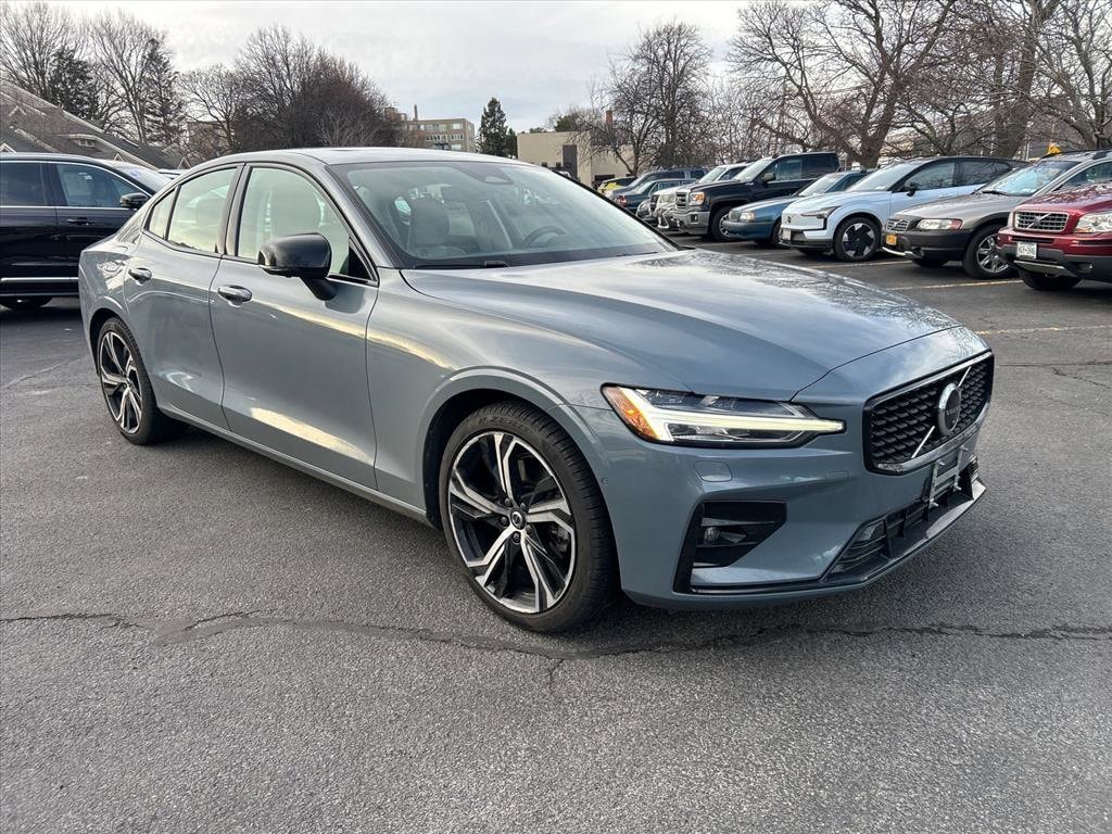 2023 Volvo S60 Plus's photo