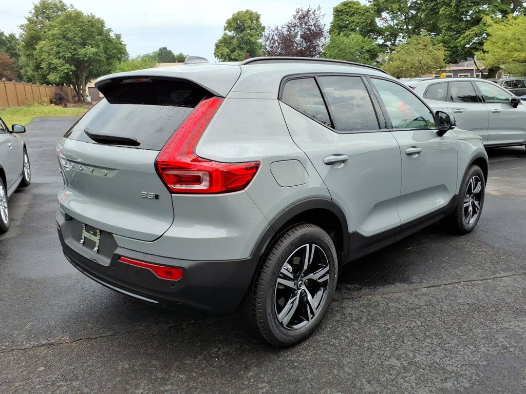 New 2026 Volvo XC40 B5 Core SUV