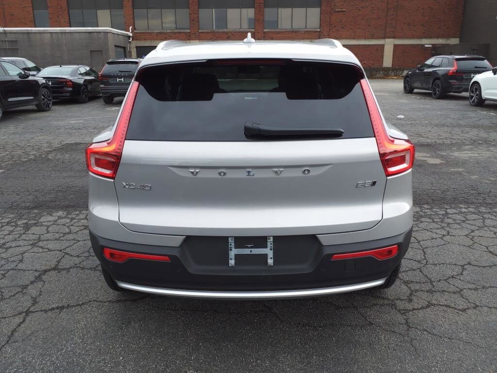 2025 Volvo XC40 photo 4