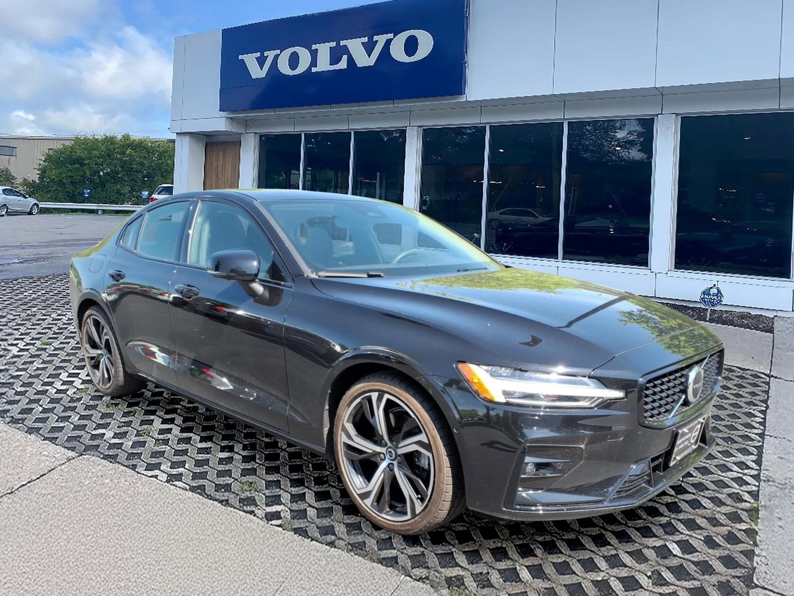 2024 Volvo S60 B5 Plus Dark Theme AWD's photo
