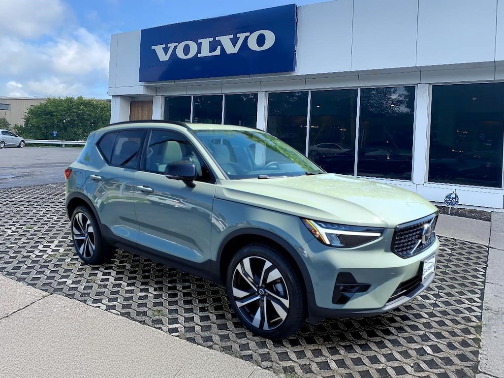 Used 2024 Volvo XC40 B5 Plus Dark SUV