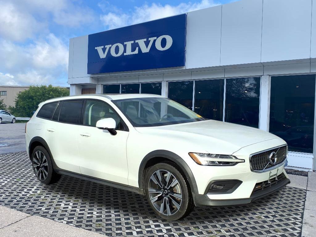 2021 Volvo V60 Cross Country Base's photo