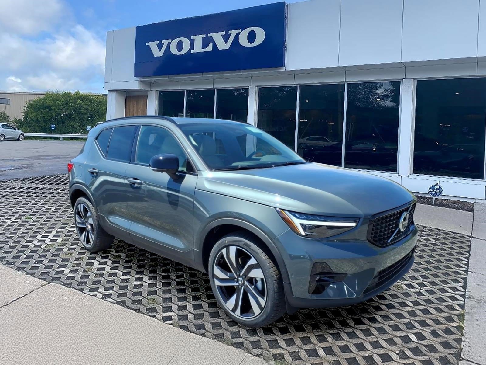 2026 Volvo XC40 B5 Plus Dark AWD's photo