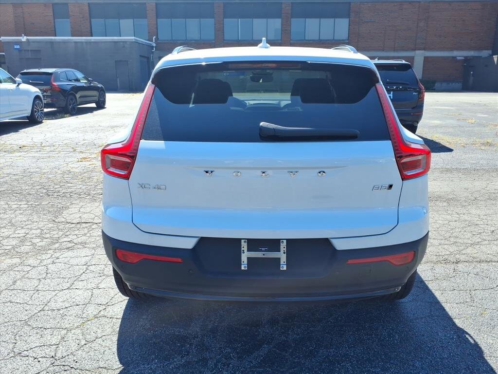 2026 Volvo XC40 Plus photo 4