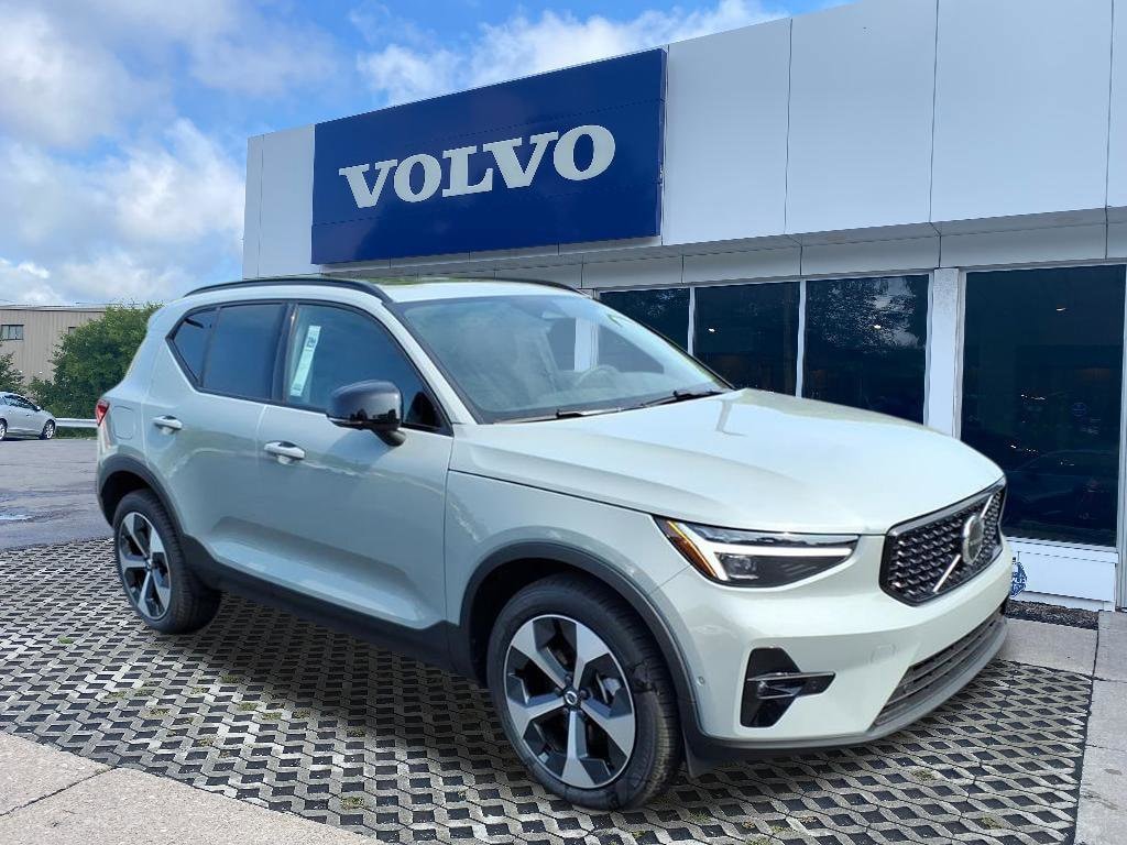 2026 Volvo XC40 B5 Plus Dark AWD's photo