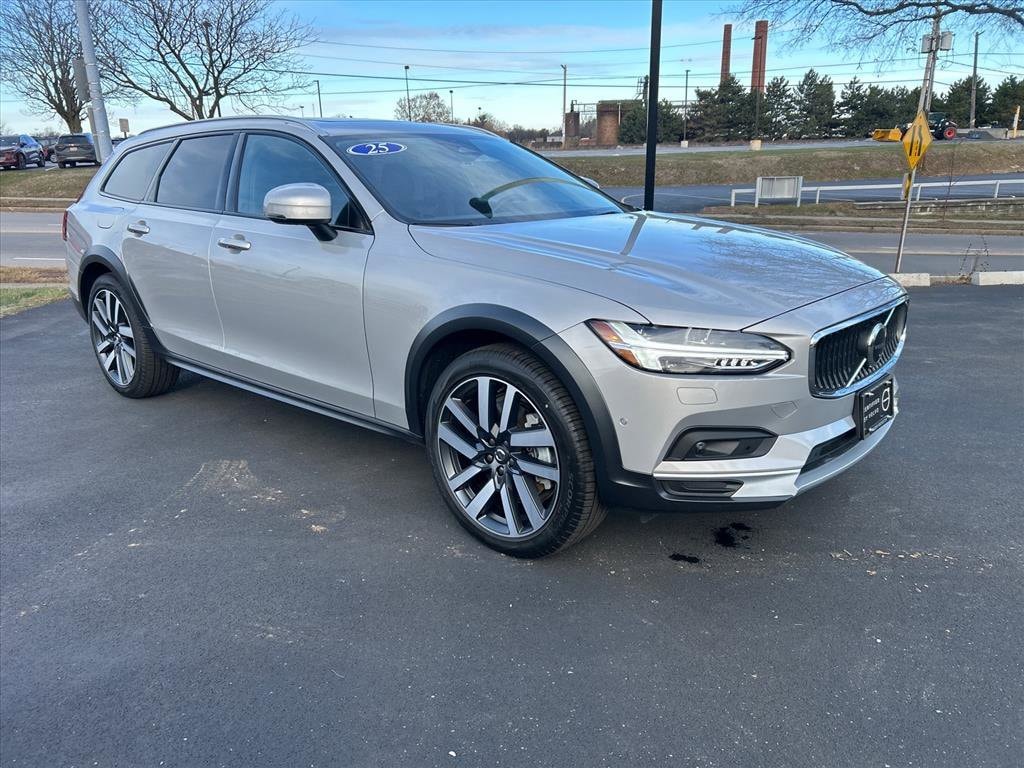 2025 Volvo V90 Cross Country Ultra's photo