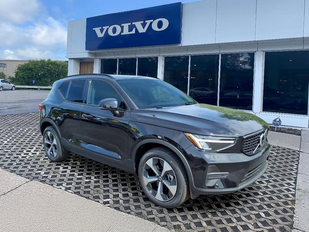 New 2026 Volvo XC40 B5 Core SUV