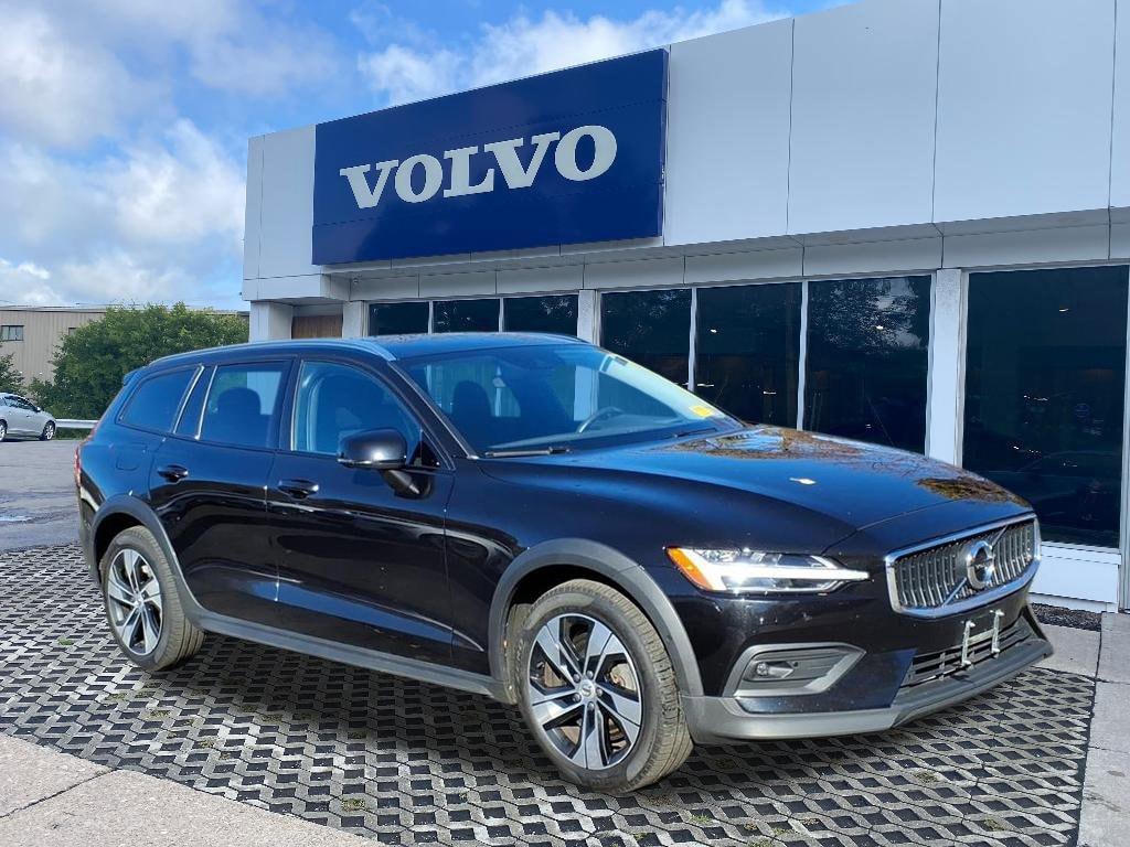 2022 Volvo V60 Cross Country Base's photo