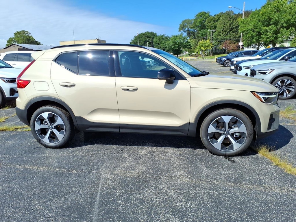 New 2026 Volvo XC40 B5 Core SUV