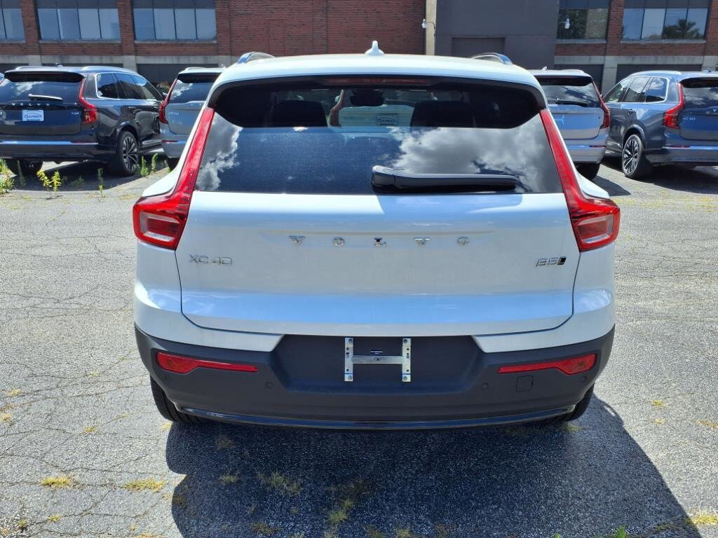 2026 Volvo XC40 Plus photo 4