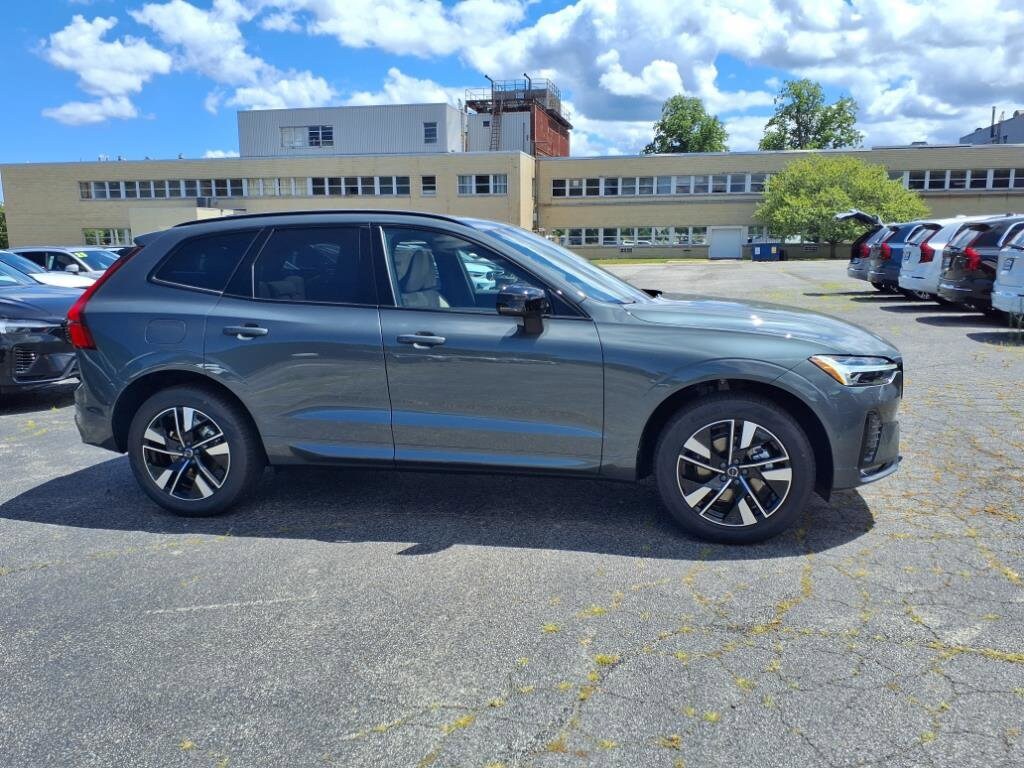 2026 Volvo XC60 B5 Plus photo 2