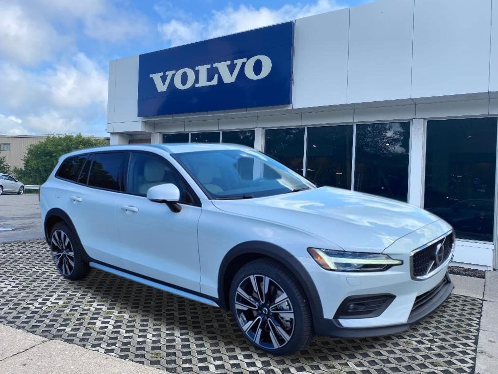 2026 Volvo V60 Cross Country B5 Ultra AWD's photo