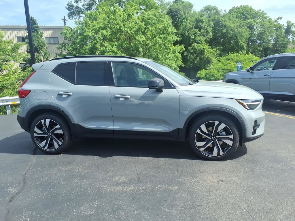 New 2026 Volvo XC40 B5 Plus SUV