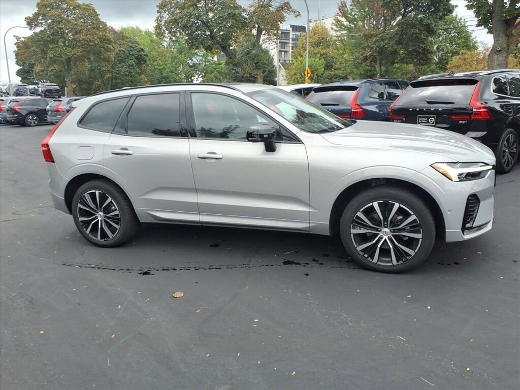 2025 Volvo XC60 B5 Plus photo 2