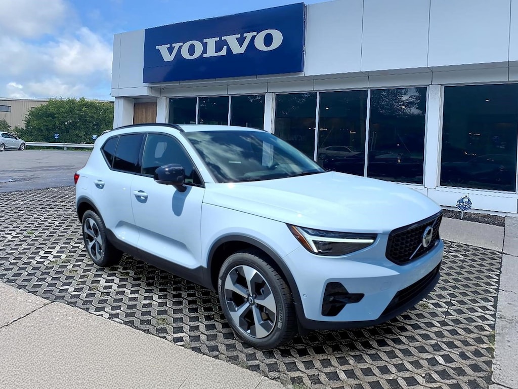 New 2026 Volvo XC40 B5 Plus SUV