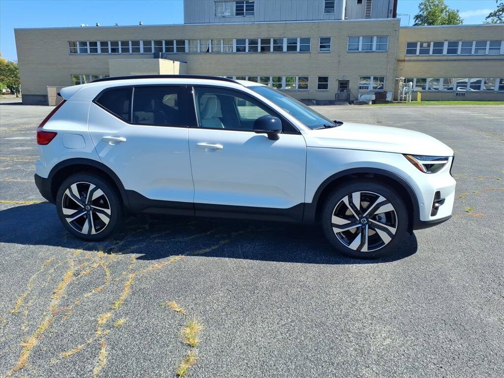 2026 Volvo XC40 Plus photo 2