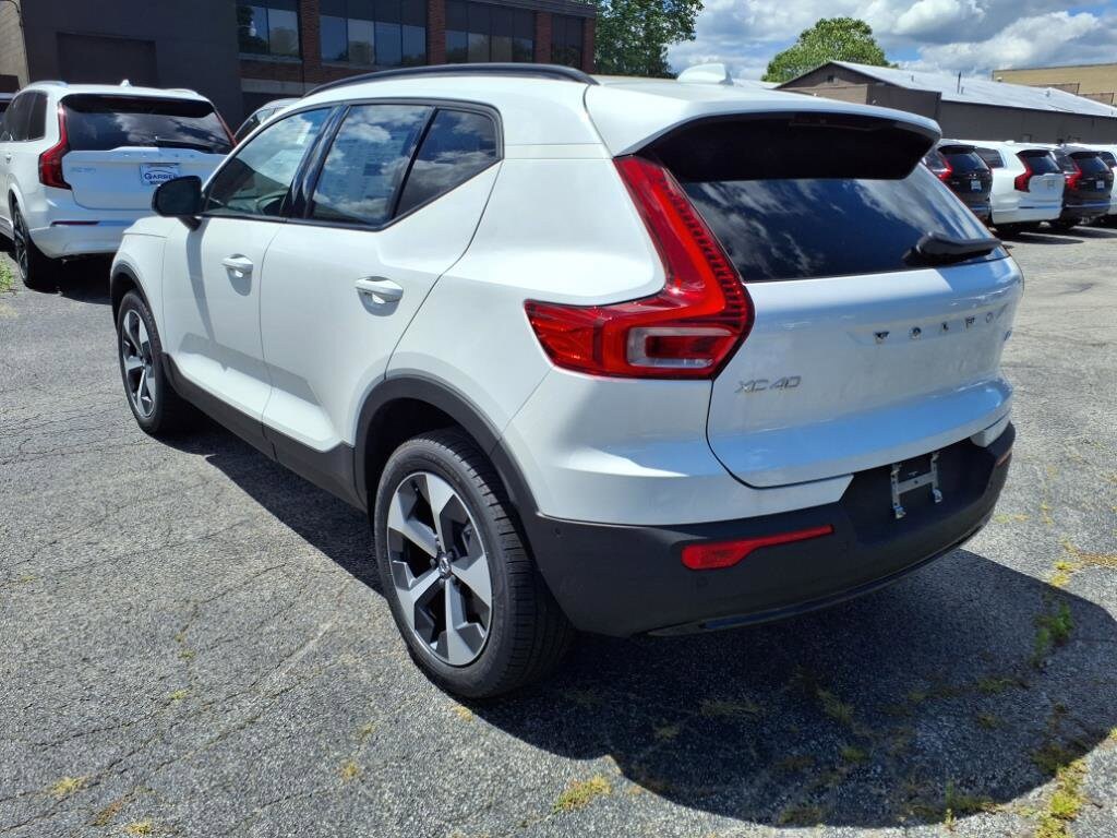 2026 Volvo XC40 Plus photo 4