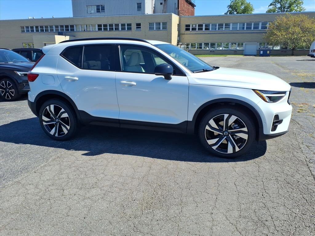 2026 Volvo XC40 Plus photo 2