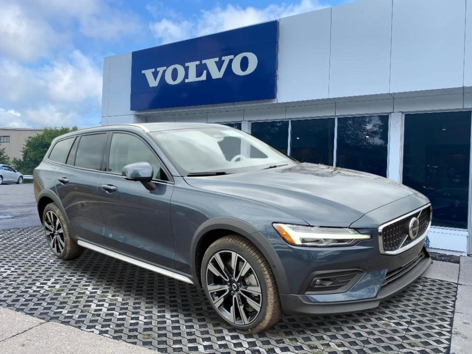 2026 Volvo V60 Cross Country B5 Ultra AWD's photo