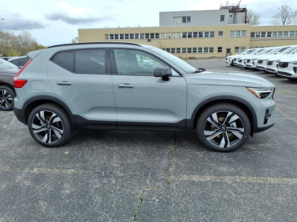 New 2026 Volvo XC40 B5 Ultra SUV
