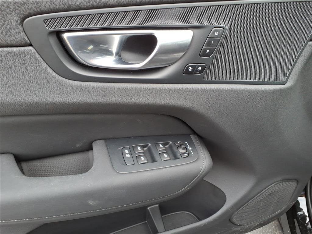 2026 Volvo XC60 Plus - Photo 13